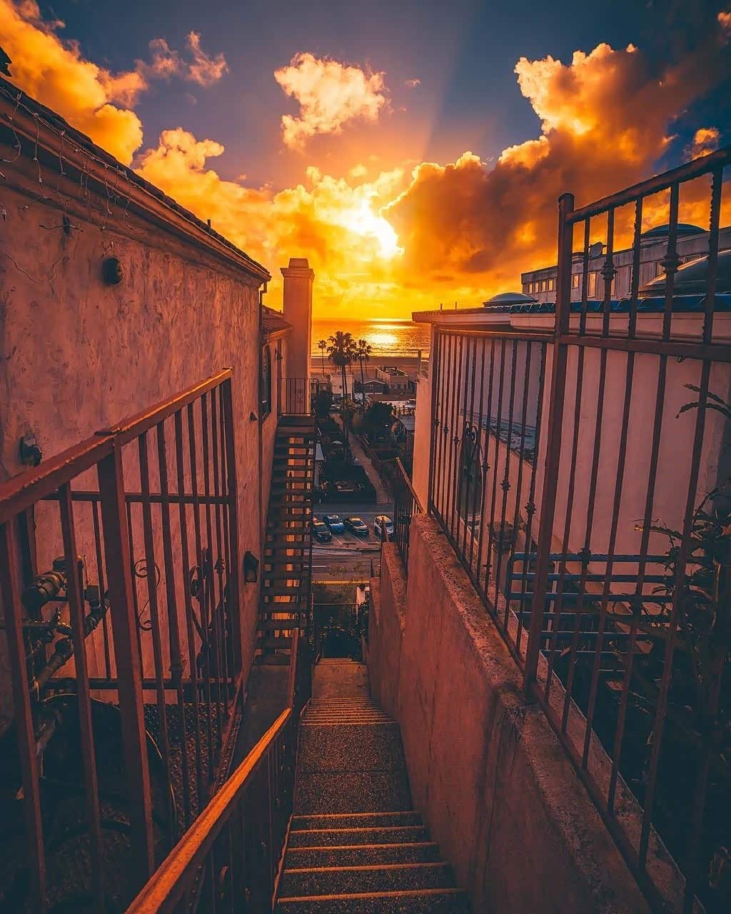 夏日的橙光黄昏,和安安静静的街道简直就是绝配.