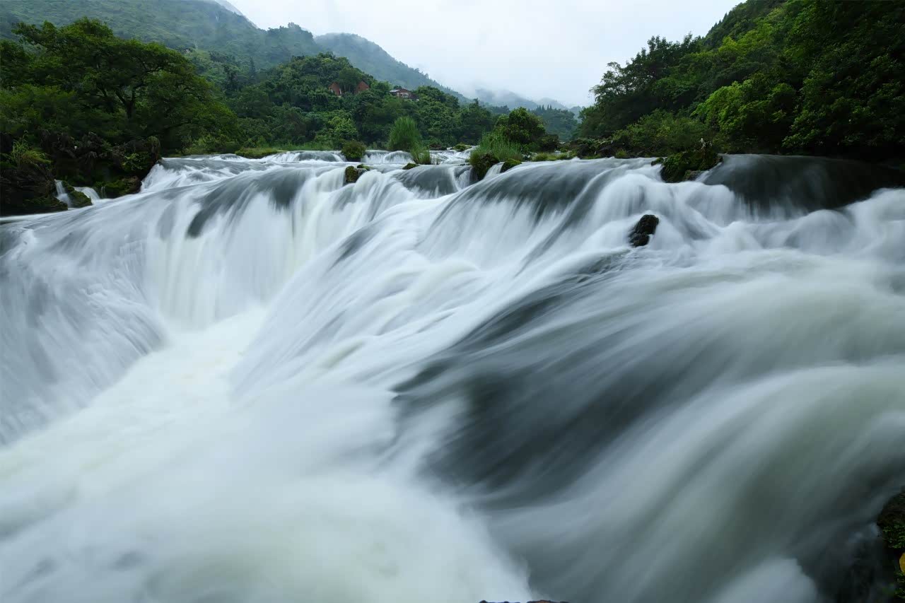 漂亮的瀑布美景让人流连忘返.