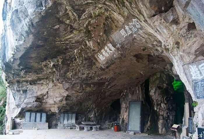 自三峡七百里中两岸连山略无阙处