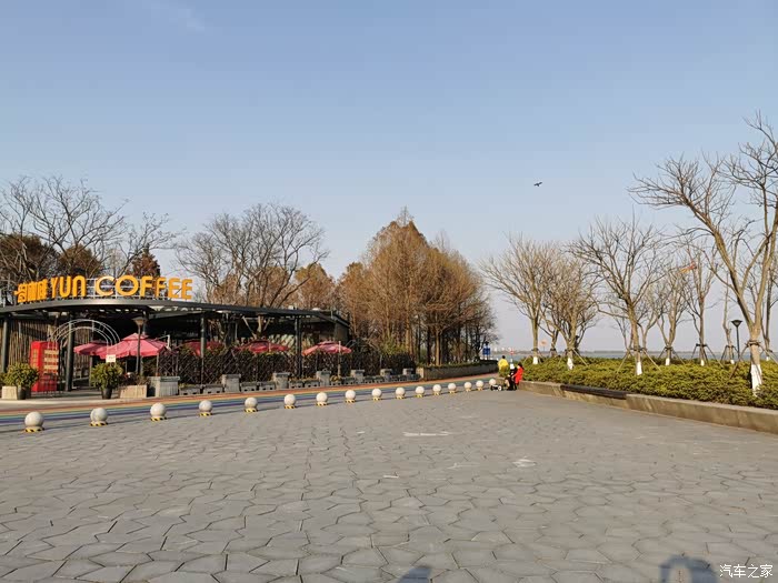 春光明媚的水韵广场公园