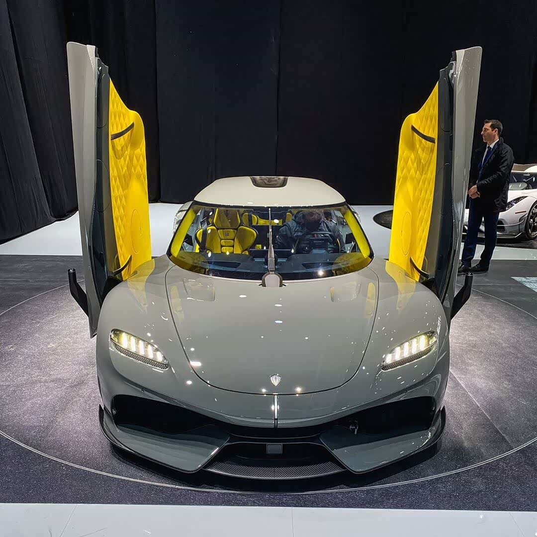 开启的旋翼式车门造型很帅气