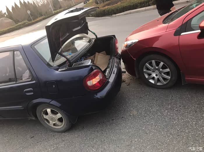 这里说一下,从此次车祸中,我对夏利有了新认识,人家撞了我