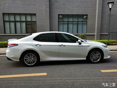 丰田八代凯美瑞白色车身米色内饰延迟半年的提车分享