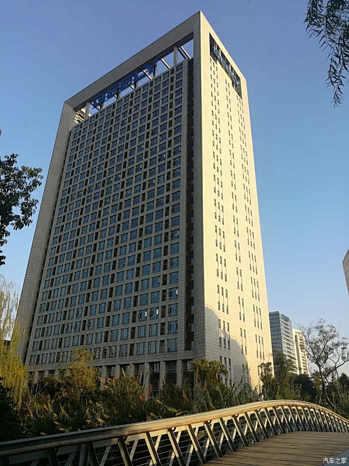 吉利总部大楼拍缤越