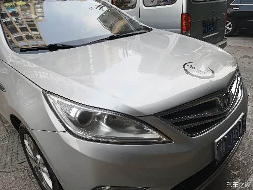 四川长安家族小区门口偶遇车友银色逸动