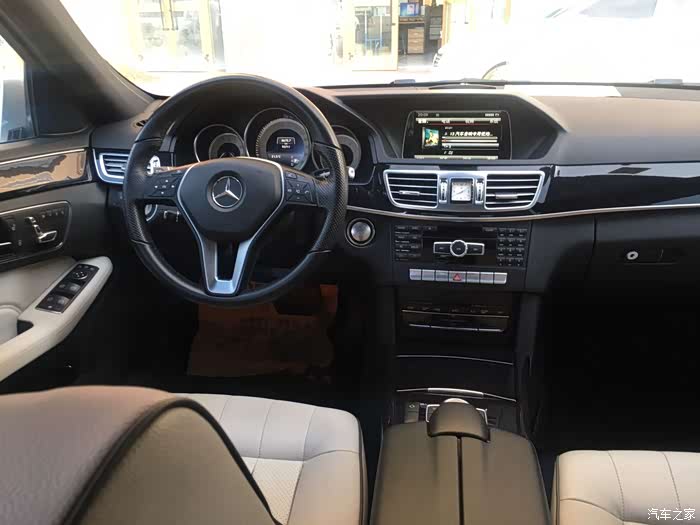 老款内饰,虽然不如新款,但是也算是圆了儿时的一个奔驰梦.