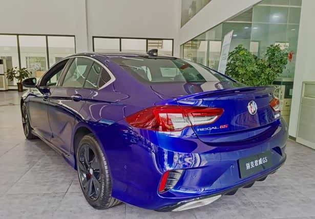 君威gs拥有专属的蓝色车漆,非常具有辨识度