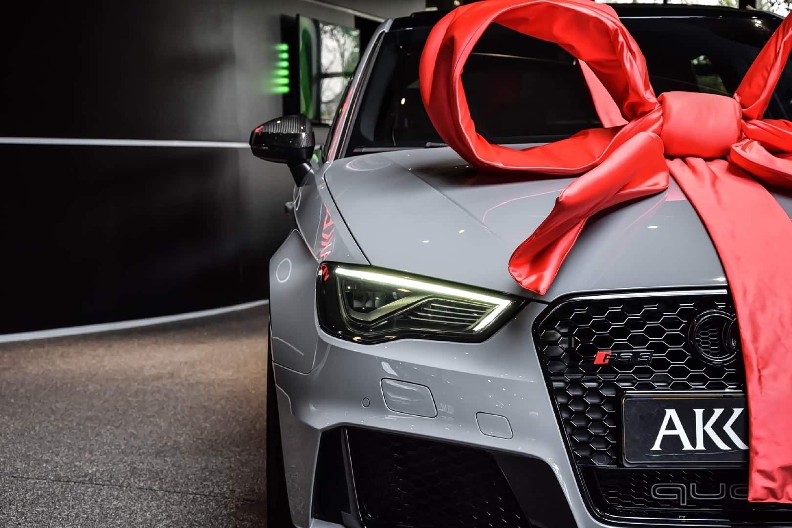 奥迪rs3外观和内饰上充满了战斗气息