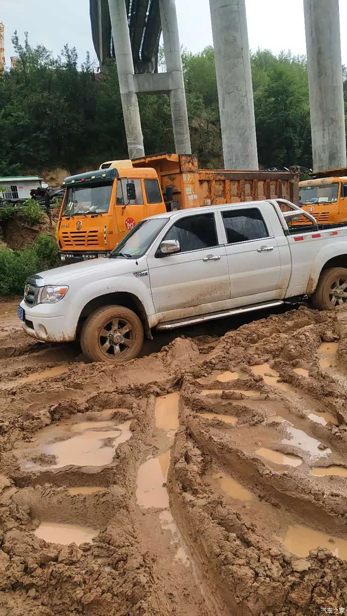 看看皮卡底盘下都是泥