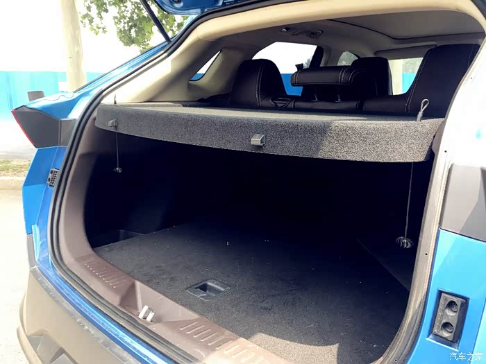 后备箱真心很实用.