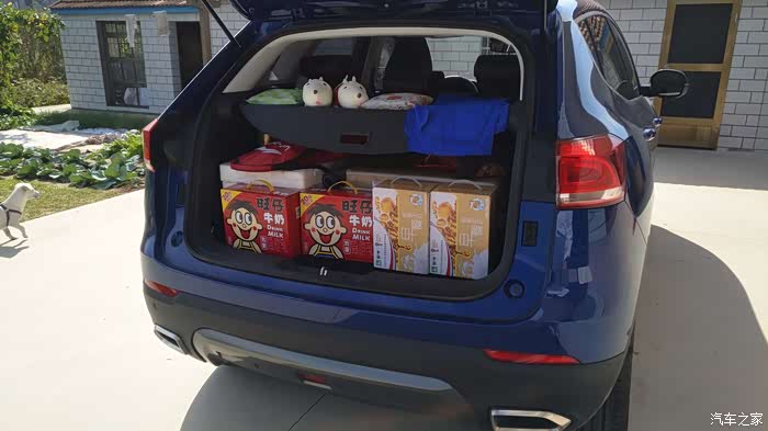 满满的一后备箱,到家了,给父母还有老人的过节礼物,不贵但是这是心意
