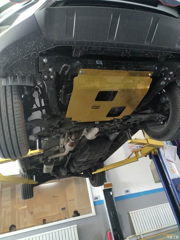 一个四驱的博越安装的铝制发动机护板