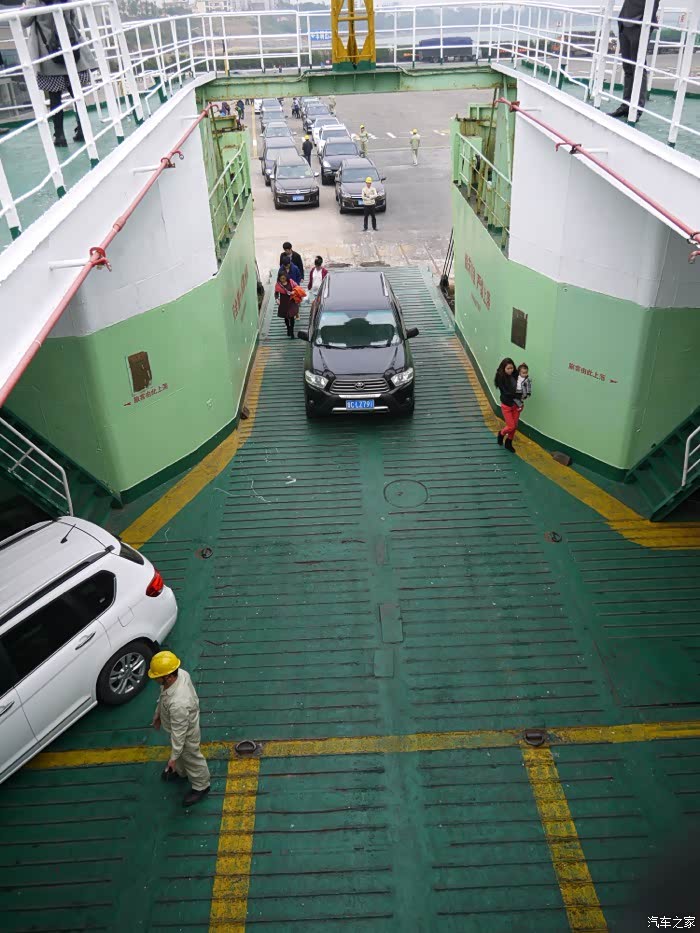 轮渡上停车有很工作人员给你指挥,新手沉住气听指挥,都可以停