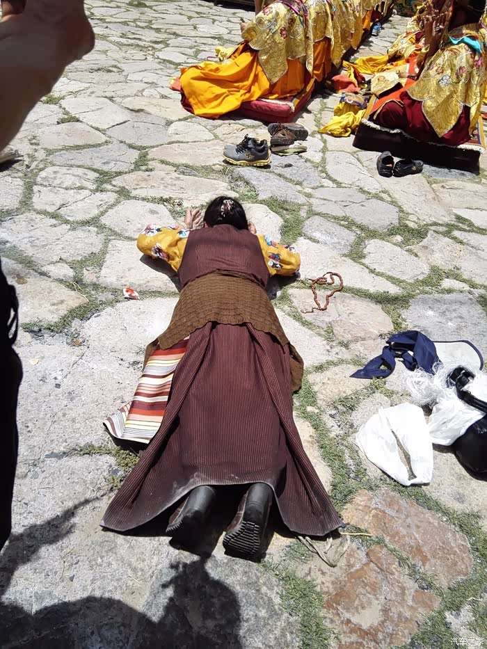 虔诚的信徒五体投地地磕长头