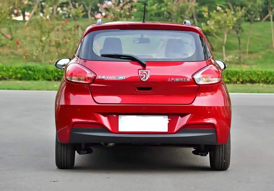 新型的宝骏310两厢小轿车,从外观上看更具年轻时尚化.