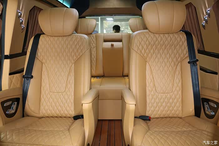 沙发床跟航空座椅基本上是每台改装车的标配了