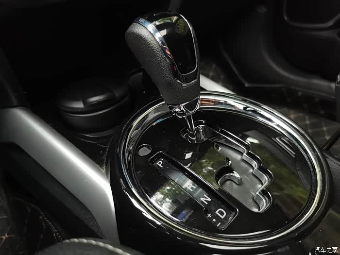 蛇形档位用起来比较的放心,不会担心挂错挡,操作起来比较的踏实.