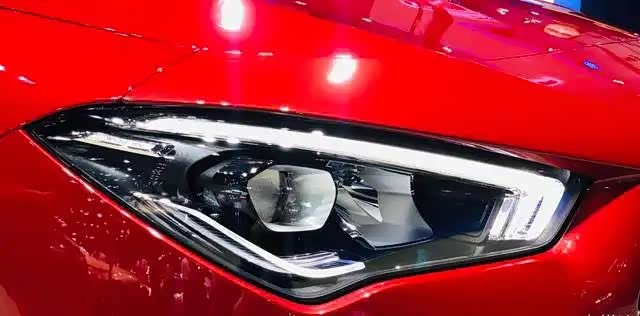 进气格栅的设计更加偏向于椭圆式