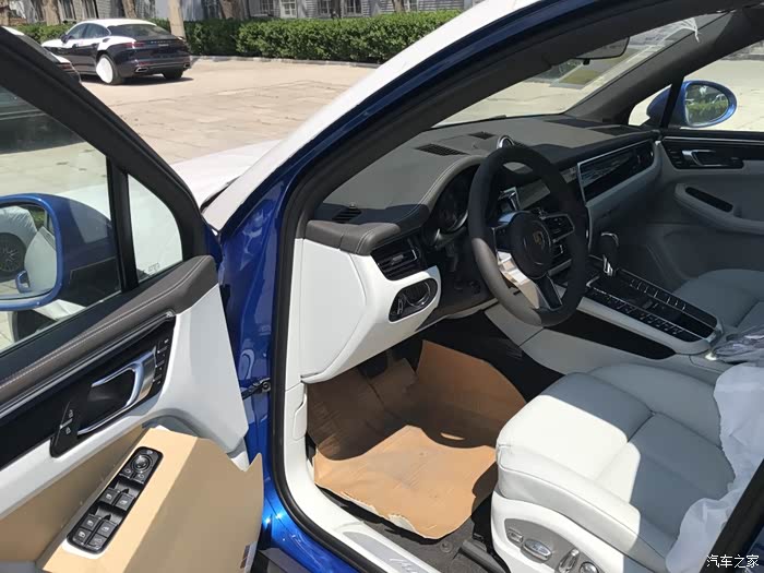 请问有车友选玛瑙灰卵石灰内饰的吗