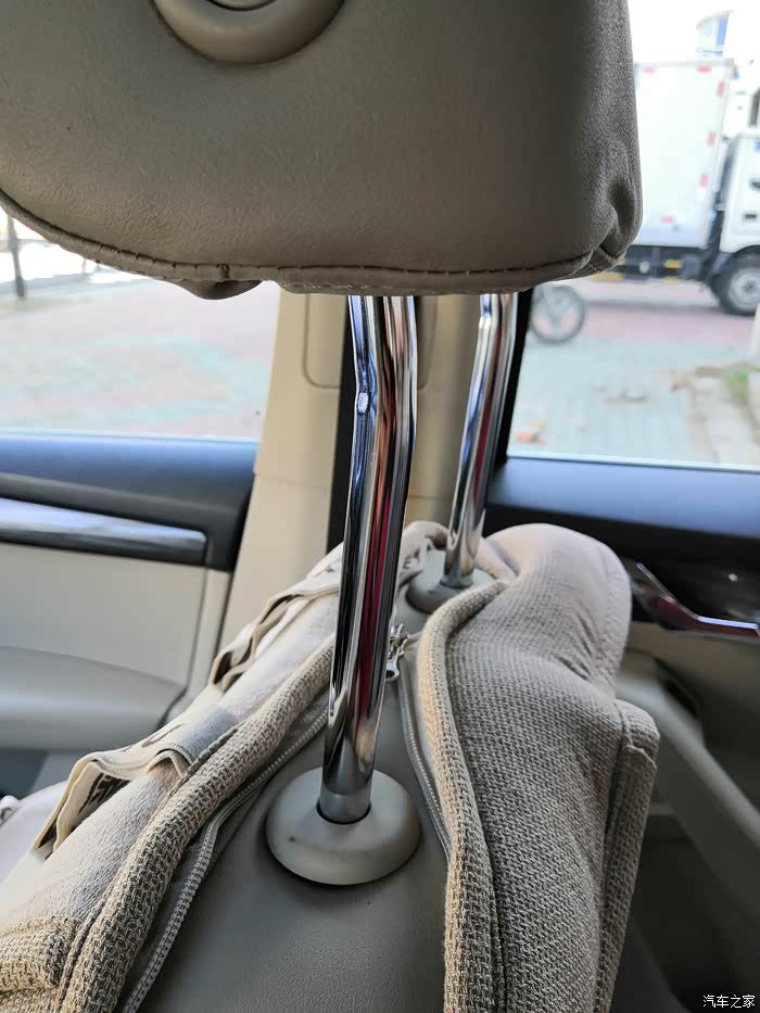 求助2015明锐前排头枕怎样拆下来