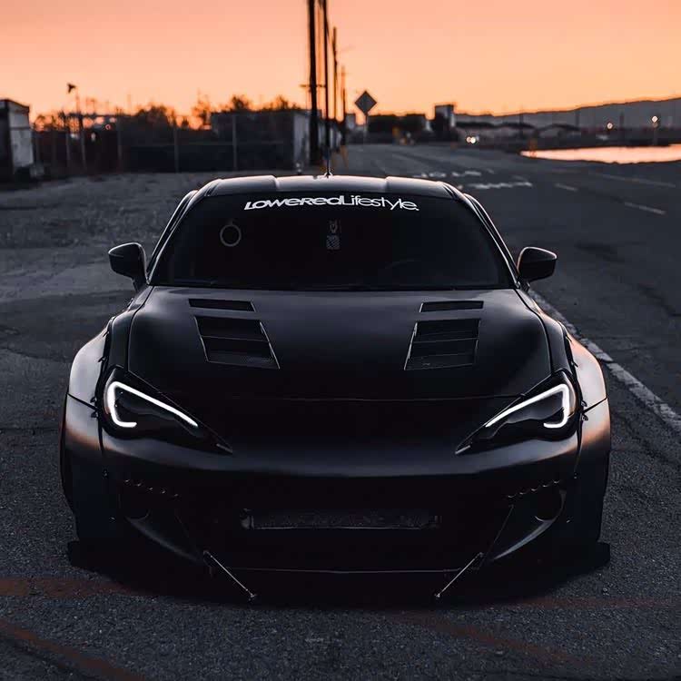 亚光黑宽体brz,穿着金色战靴的黑武士