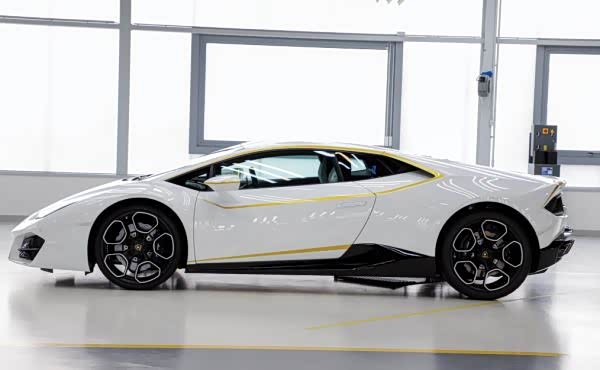 这台白色兰博基尼huracanrwdcoupe