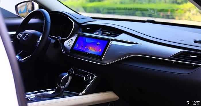 多功能的中控屏,就像是行车中的小电脑一样