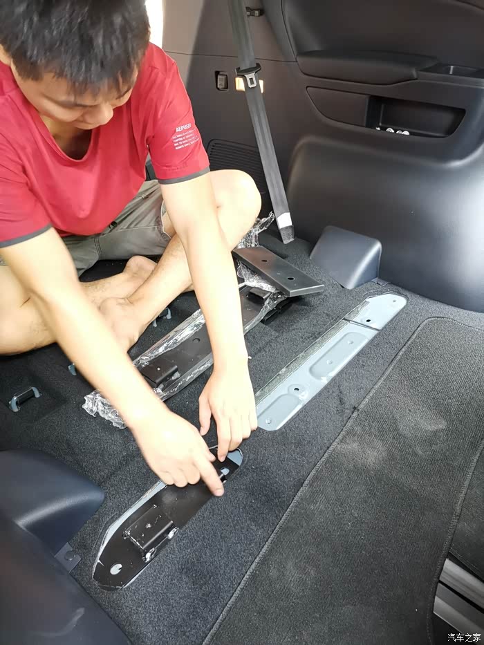 2021款第三排座椅有没有滑轨能不能划动啊