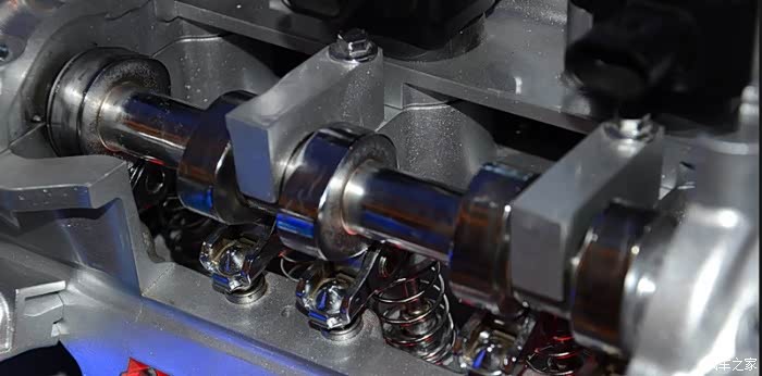 发动机内部采用自适应液压挺柱