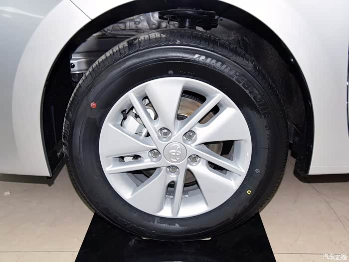 卡罗拉原装轮胎多钱啊?