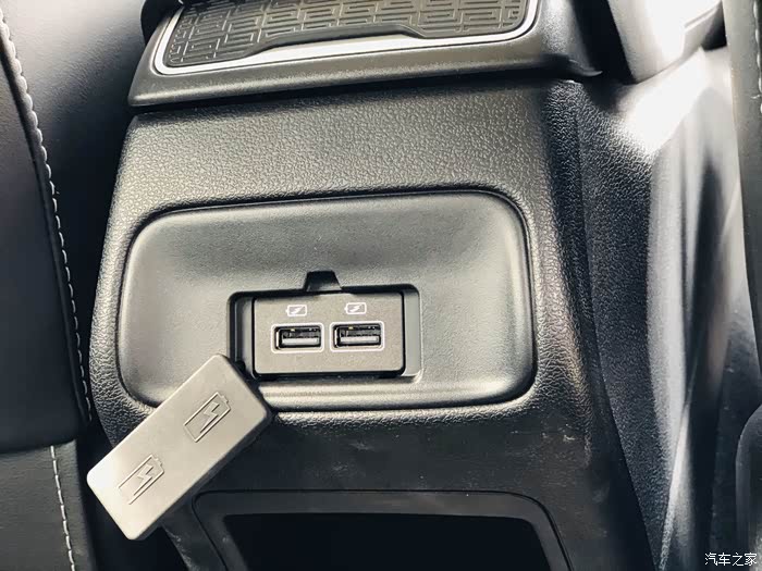 第二排座位中间的usb接口,手机充电没毛病