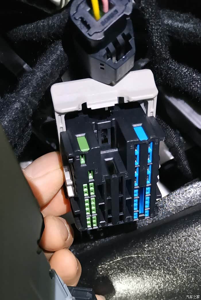 求雪铁龙天逸c5百年臻享版中控主机后面线束接口图或照片