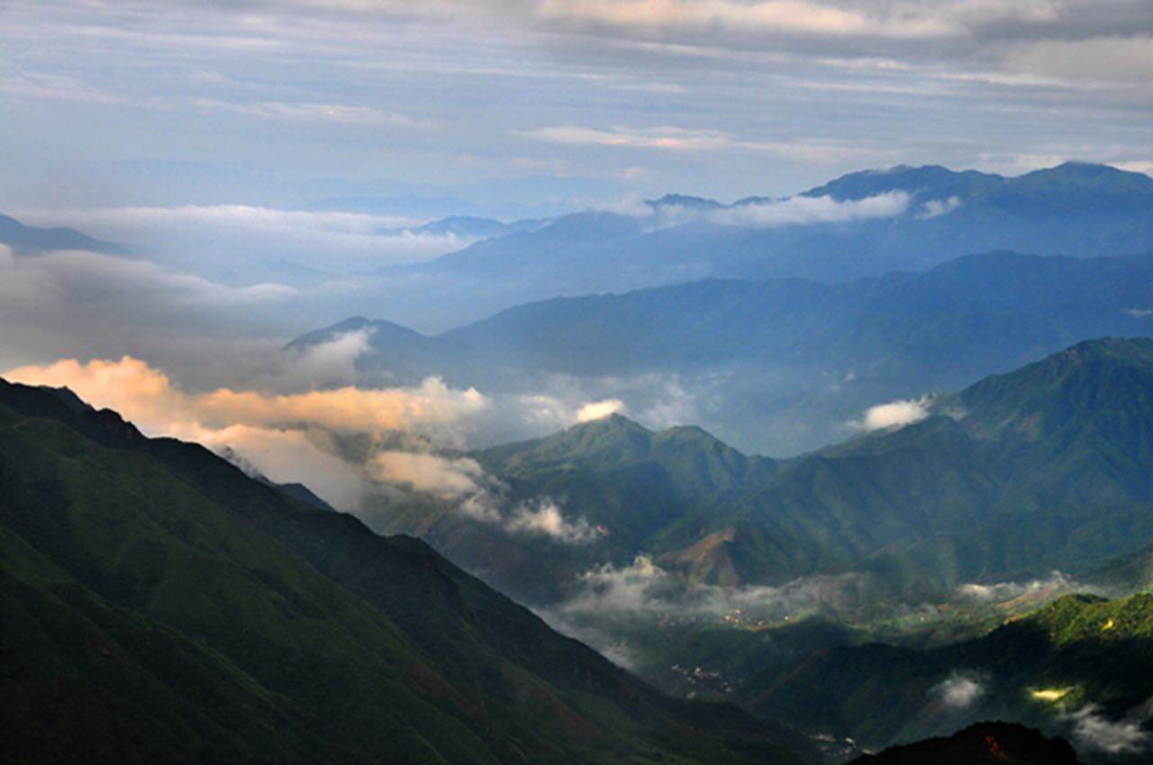 越城岭山势陡峭,山岭上有高山草甸.