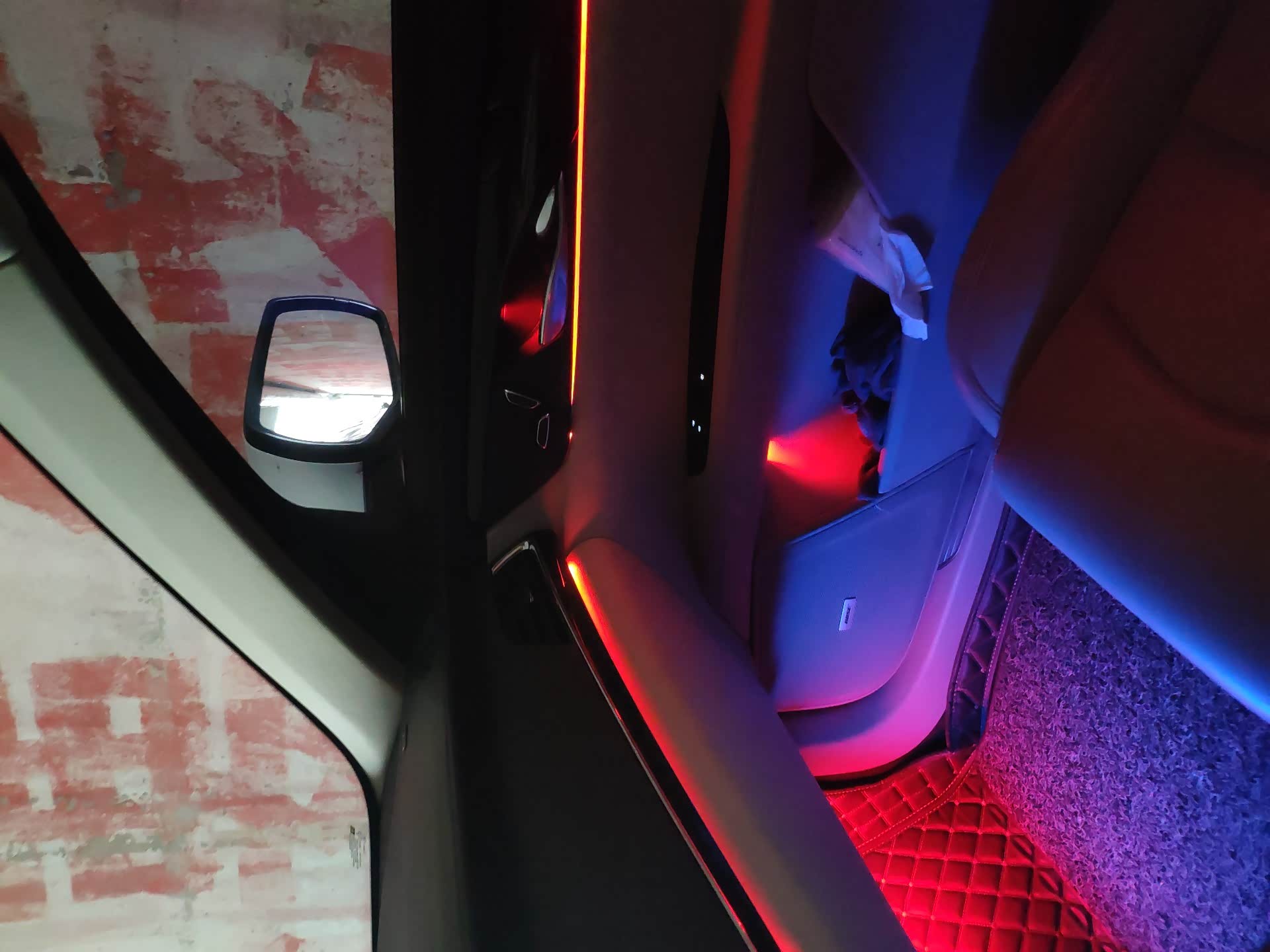 你们谁见过ct6氛围灯