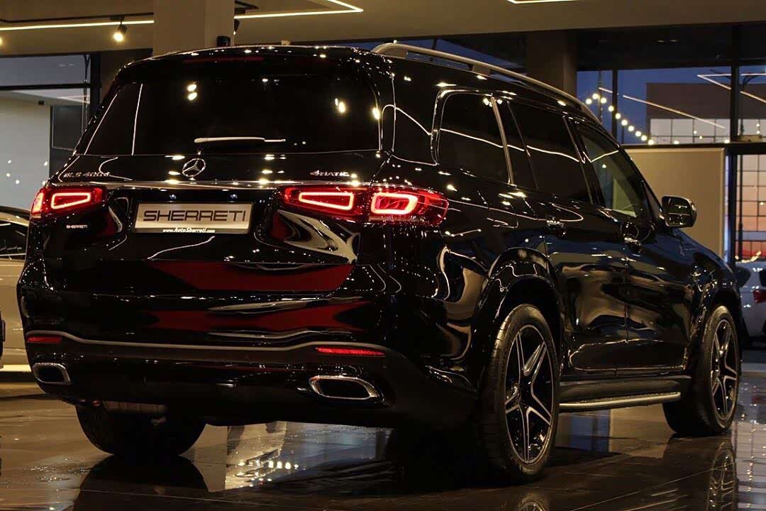 全新奔驰gls级黑色的外观造型非常威武大气