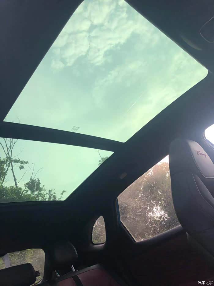 再来说说这个天幕吧.天窗的设计也是我非常喜欢的.全景式的天窗.