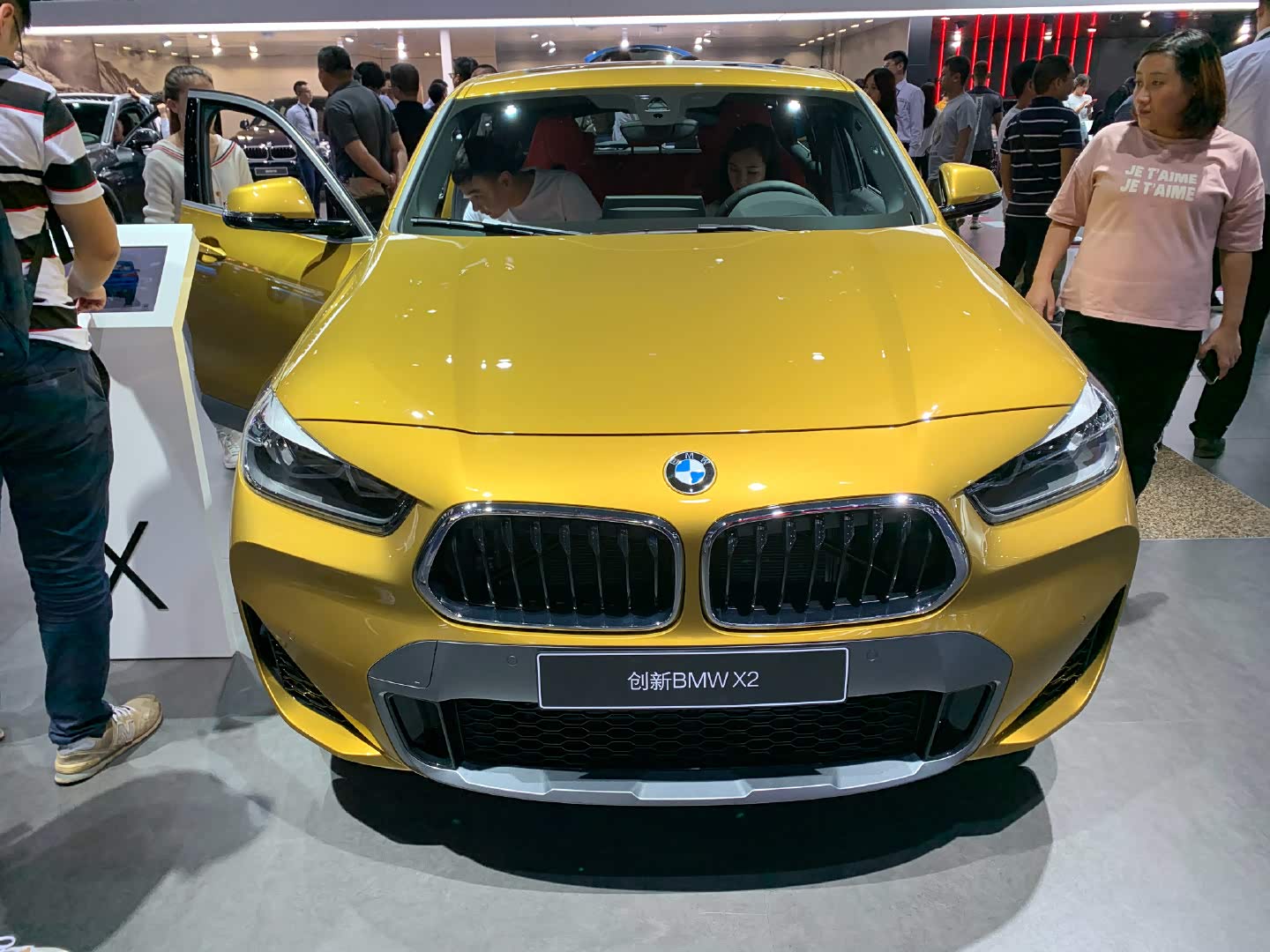 金黄色的宝马就是那最靓的星