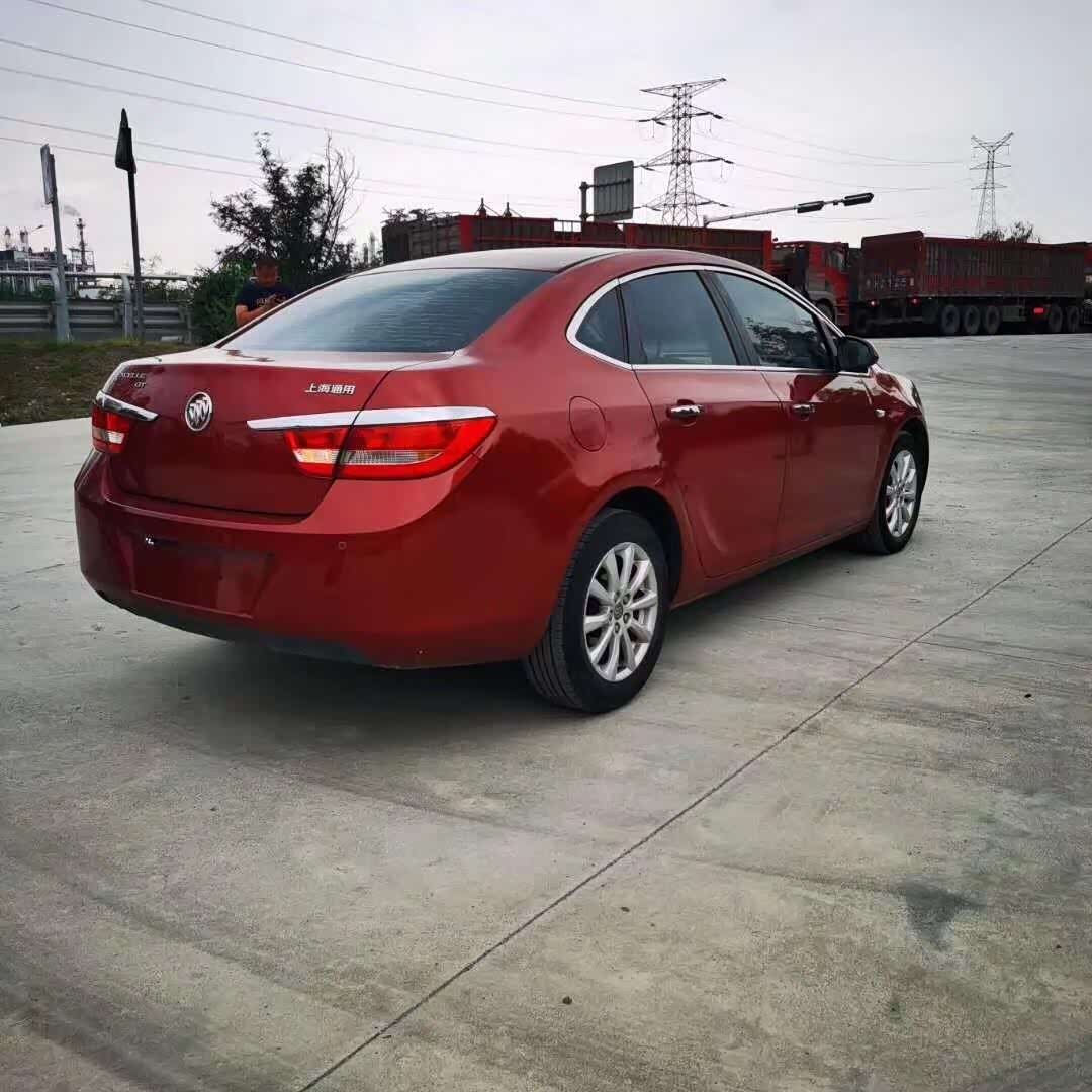 红色别克英朗gt外形非常的凸显霸气也有点骚气蓬勃