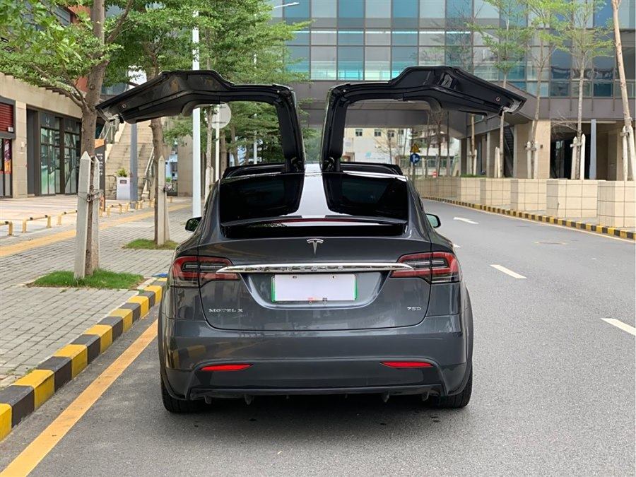 【图】特斯拉model x,这个鸥翼门简直是不要太帅气!