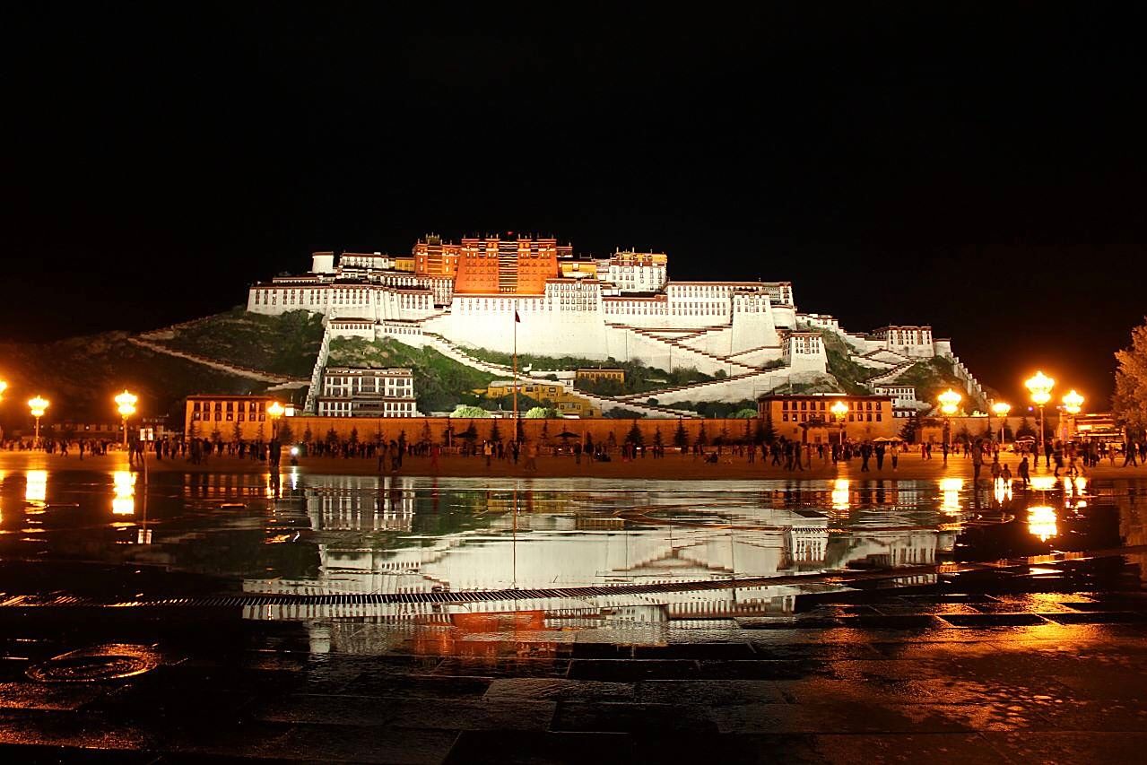 布达拉宫夜景拍摄图片