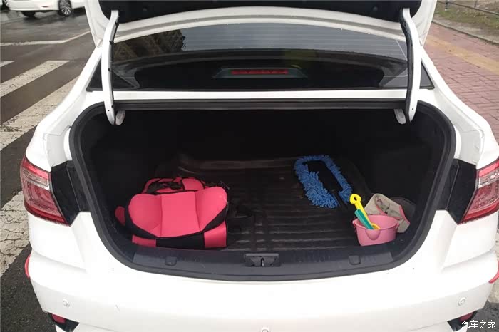 再看看后备箱,可以说开到现在,最满意的就是空间吧,一家人出去带上