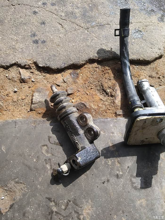 今天去换了离合器总泵和分泵