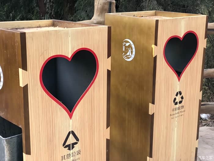 "妈妈,快看~垃圾桶都是爱心"