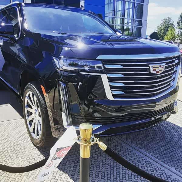 凯迪拉克凯雷德简洁的多辐轮毂显得整车非常霸气