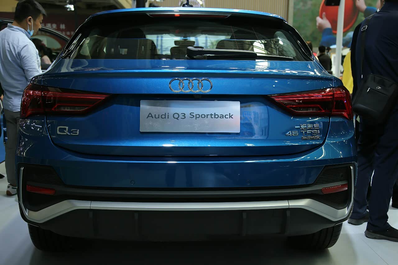 这蓝色外观直接撼动人的心魄奥迪q3