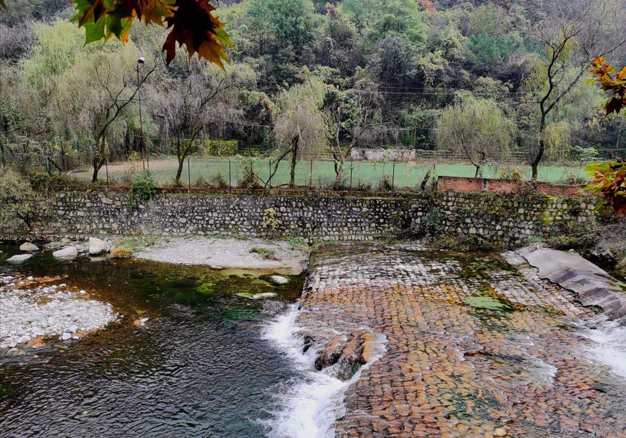 太平峪中的河流为太平河,清澈见底!