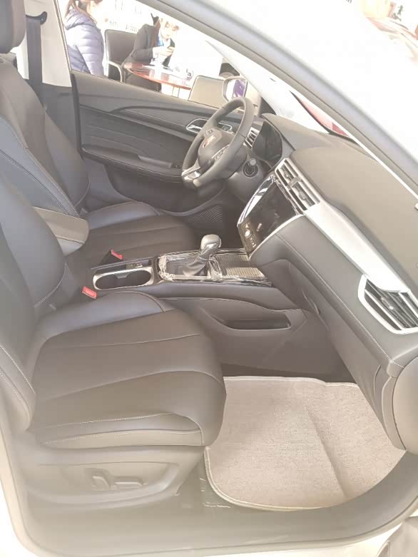 今天天气好,陪朋友一起去看看荣威i5