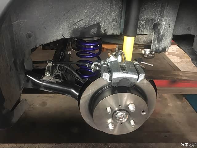 有可能独无二的配搭,轴头和刹车卡钳固定板,挡泥板,都自己加工出来.