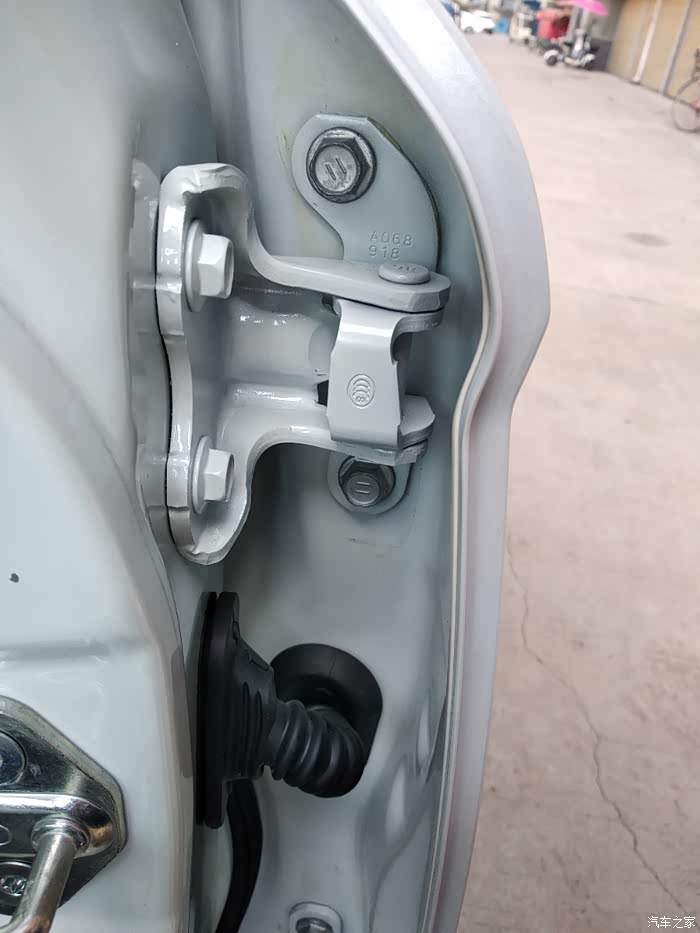新车门铰链处螺丝旁都这样吗