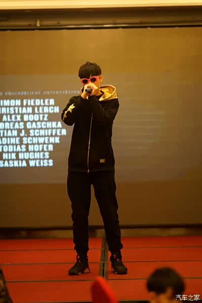 首先上场的是rapper 新生代歌手王凯瑞带领他的小伙伴为大家奉献了4首